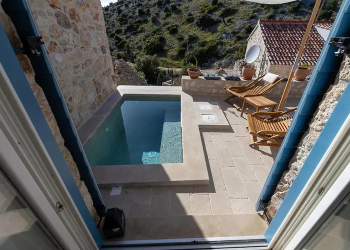 Family Friendly House With A Swimming Pool Cove Zarace, Hvar - 23502 度假居